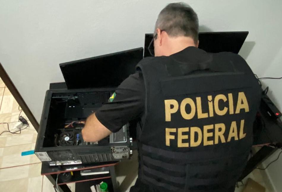 Polícia prende homem que vendia vídeos de sexo com ‘sobrinha’ e crianças na PB