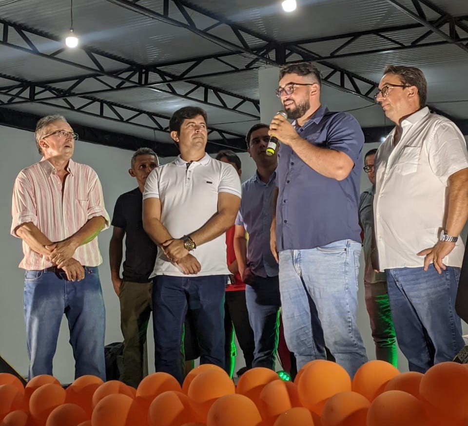 Ao lado de lideranças de situação e oposição Fabiano lança pré-candidatuta a prefeito de Lagoa de Dentro