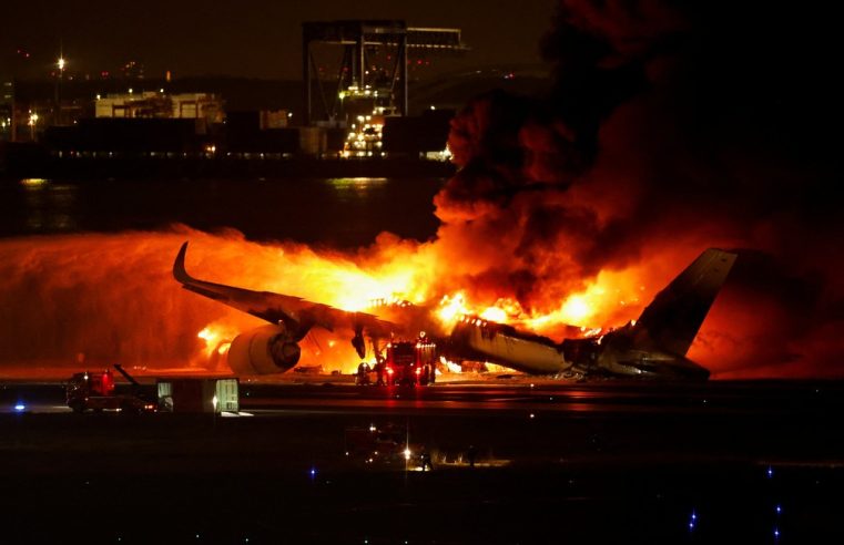 Avião com 379 a bordo bate em outra aeronave e pega fogo no aeroporto de Tóquio