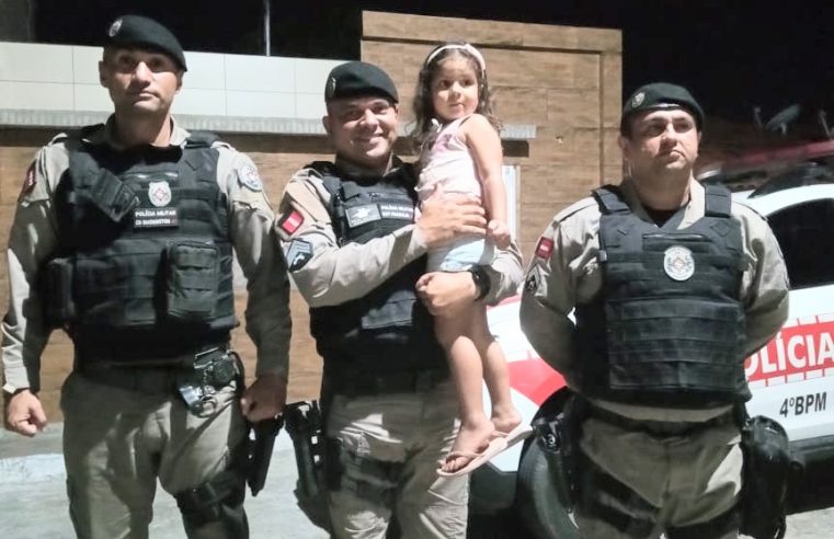 Policiais visitam criança que tem sonho de ser policial, em Caiçara
