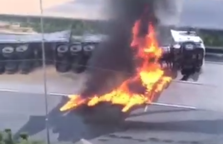 Carreta tomba e pega fogo na BR-101, em Mamanguape