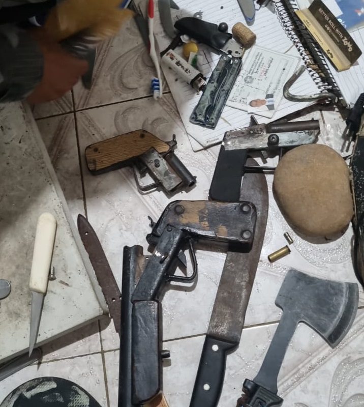 Polícia prende suspeito de ameaçar moradores com facões e armas de fogo artesanais, na PB
