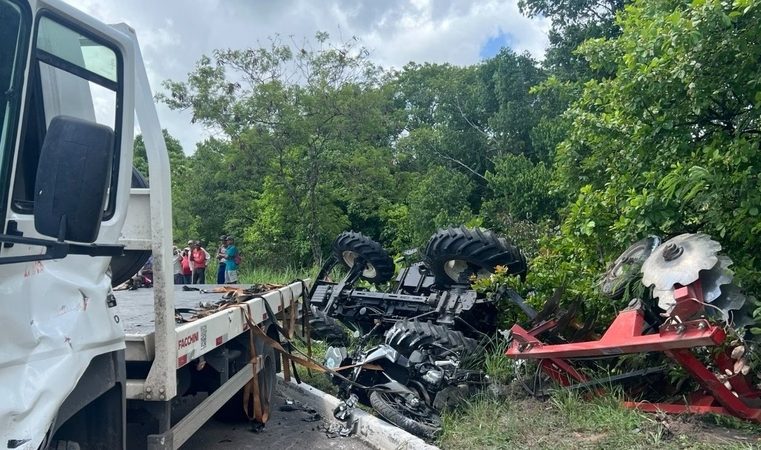 Motorista de trator morre em acidente com caminhão, na PB