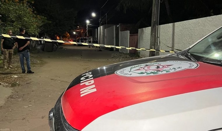 Grupo armado invade casa e mata adolescente e motociclista em Cabedelo