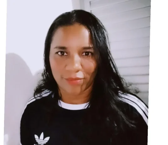 Mulher morre em colisão de moto com carro, na PB