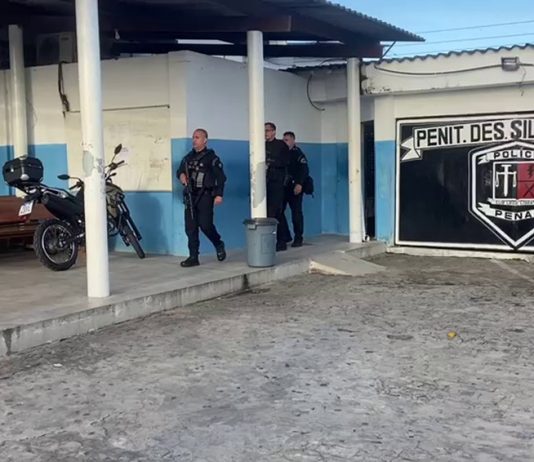 Dentista é presa suspeita de levar celular e drogas para detentos em penitenciária