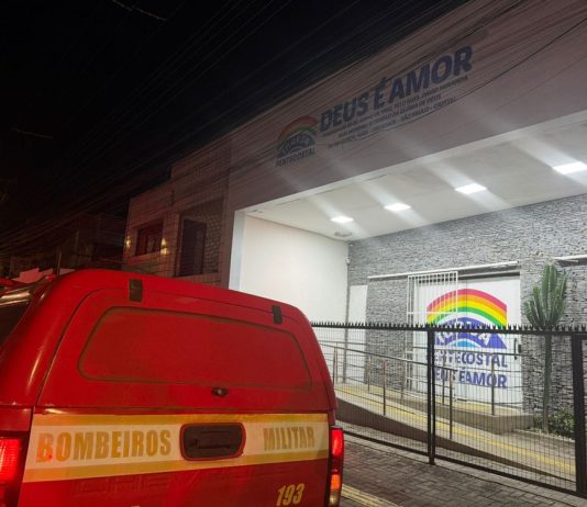 Homem morre e outro fica ferido após caírem de teto de igreja