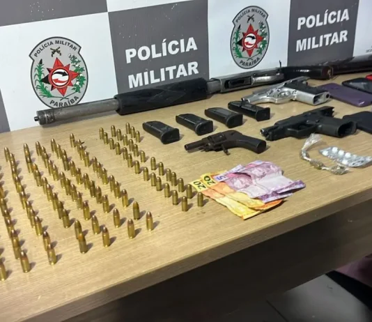 Sete homens são presos e quatro armas apreendidas em comunidade