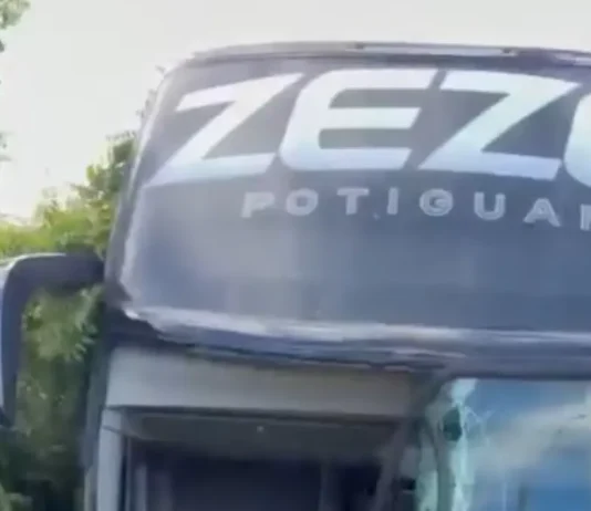 Ônibus do cantor Zezo se envolve em acidente na Paraíba
