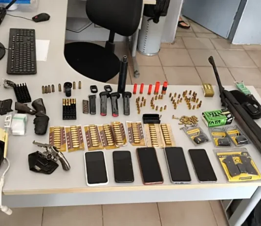 Polícia Civil prende mulher em flagrante com arsenal de armas de fogo e munições no Conde