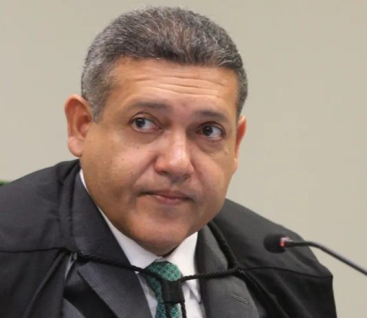 Kassio Nunes Marques determina suspensão de pesquisa que apontou queda de Flávio Bolsonaro