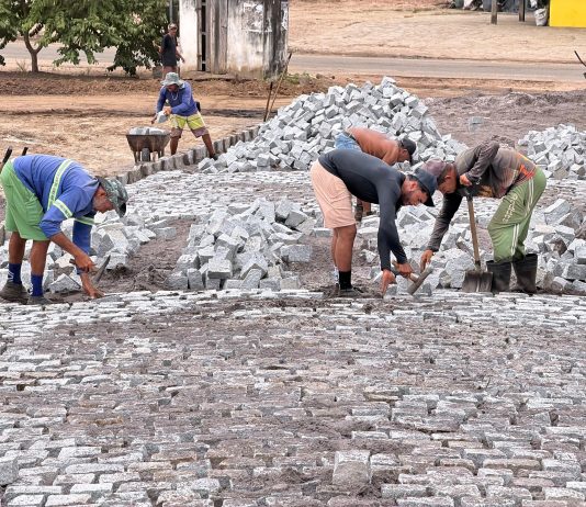 Prefeito Camaf Douglas comemora ritmo acelerado das obras de calçamento no bairro Cristo Rei, em Lagoa de Dentro
