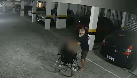 Pai é flagrado agredindo filho cadeirante com socos em condomínio, em João Pessoa