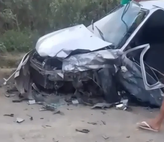 Colisão entre carro e caminhonete deixa feridos