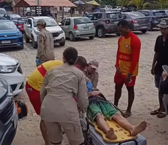 Turista de 17 anos sofre ferimento na cabeça ao mergulhar sobre pedras na Praia de Coqueirinho