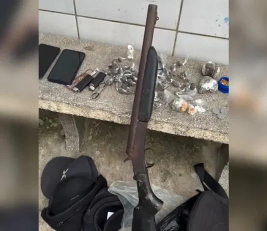 Quatro suspeitos são presos e drogas são apreendidas em comunidade