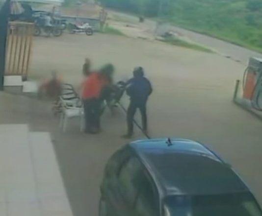 Funcionário é agredido por bandido durante assalto a posto de combustíveis