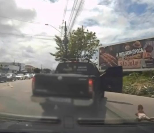 Criança cai de caminhonete em movimento