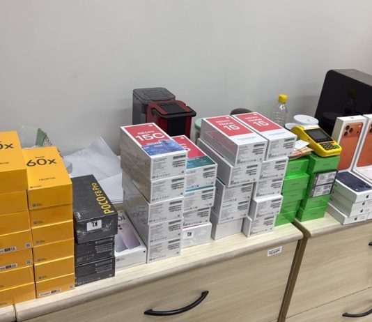 Homem é preso suspeito de transportar mais de 80 celulares e outros produtos irregulares