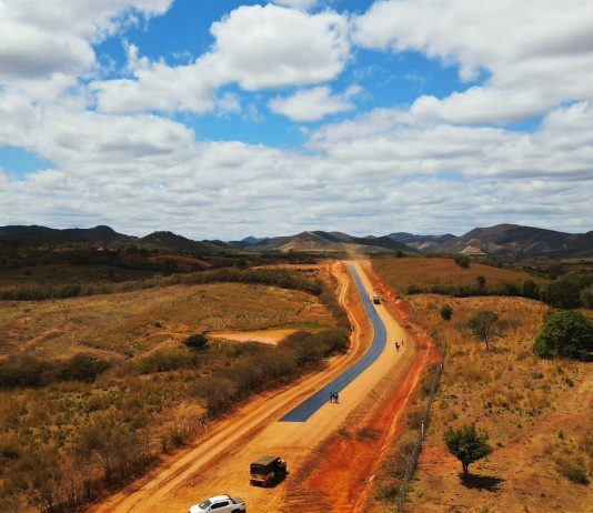 Pavimentação de estrada beneficiará mais de 82 mil habitantes na região sertaneja