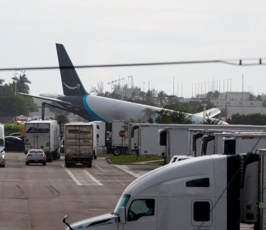 Avião cargueiro da Amazon sai da pista em Miami e deixa 5 mortos