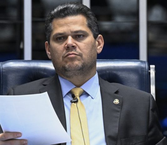 Alcolumbre sinaliza que Mendonça também será alvo em caso de abertura de impeachment contra Moraes