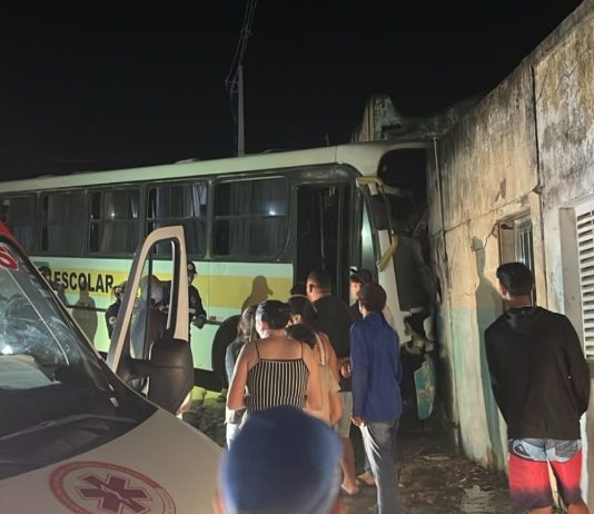 Motorista de ônibus escolar morre e estudantes ficam feridos após acidente