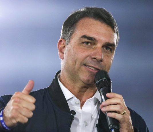 Flávio Bolsonaro é investigado em inquérito da PF aberto para apurar financiamento do filme ‘Dark Horse’