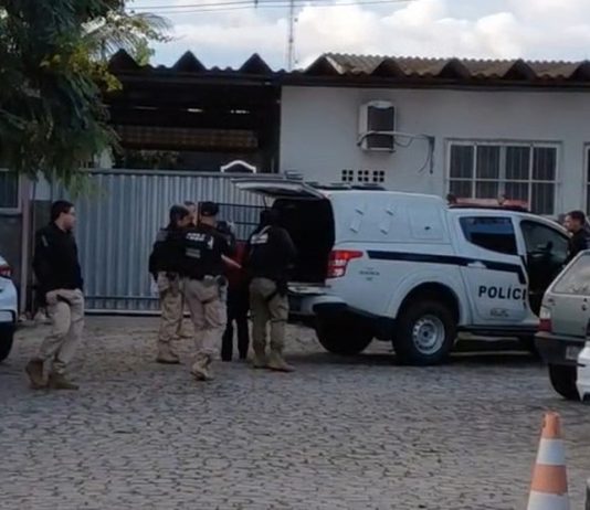 Operação cumpre mandados contra facção criminosa que expulsou mais de 250 famílias de comunidade