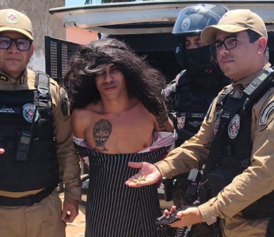 Criança encontrada no colo de suspeito de homicídios preso vestido de mulher na PB não era parente dele, diz polícia