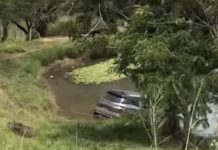 Motorista perde o controle e veículo cai dentro de açude na rodovia que liga Lagoa de Dentro a Pedro Régis
