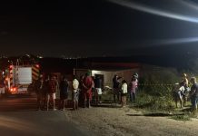 Criança morre após ser arremessada de moto em acidente com carro