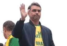 Flávio chega com mulher e filhas aos EUA
