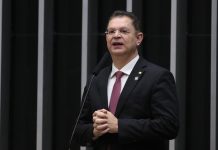 Flávio Bolsonaro vai insistir em votação da PEC das horas trabalhadas depois da eleição, diz líder do PL