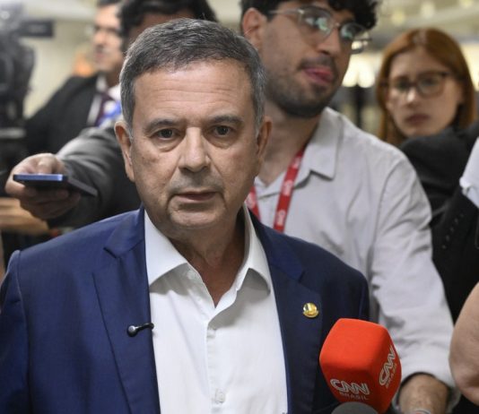 Oposição tenta adiar votação do fim da escala 6×1: ‘Não faz bem para o país’, diz coordenador da campanha de Flávio Bolsonaro